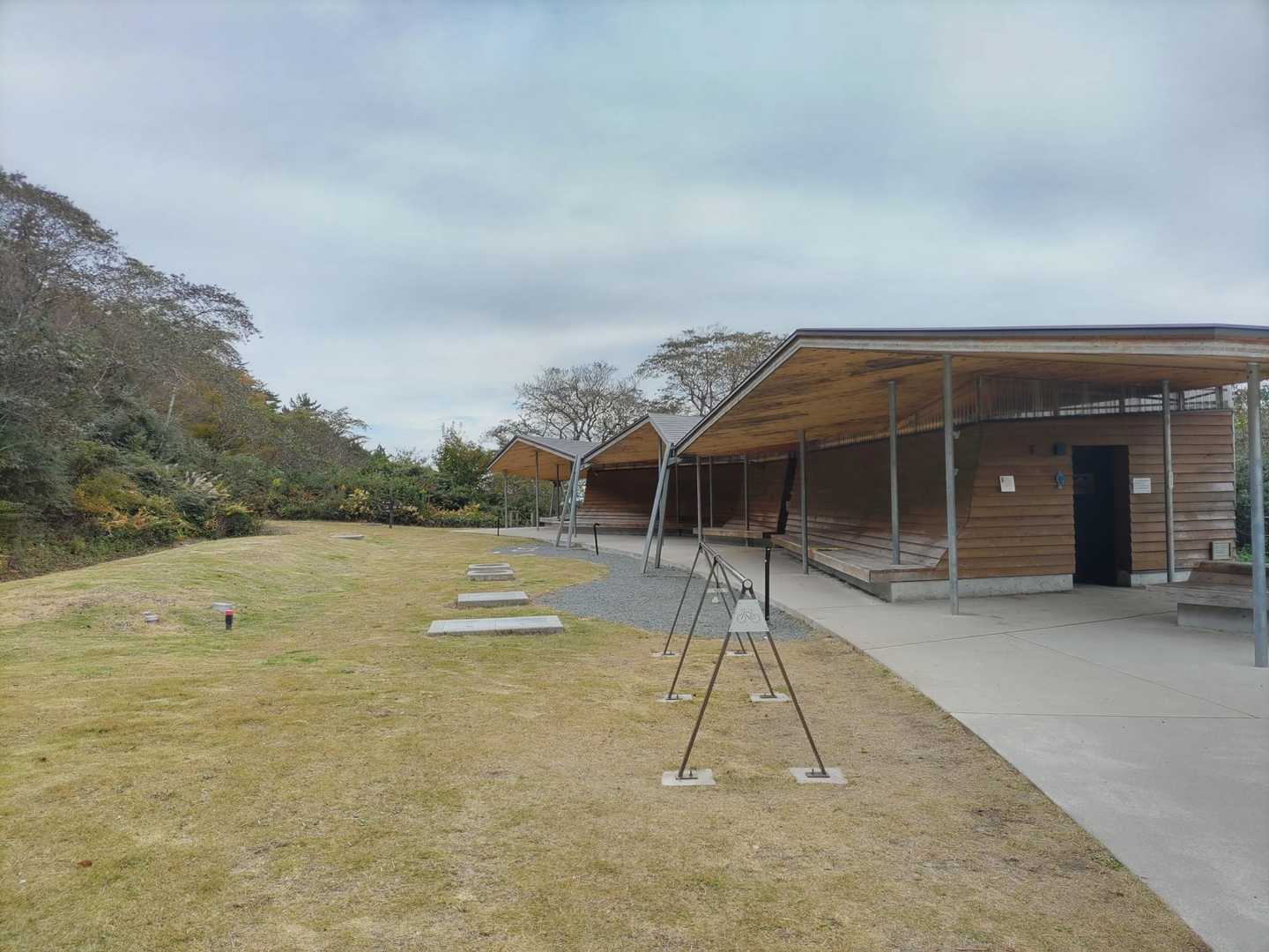 土日ならハイカーさん達の休憩でいっぱいですが、今日は誰もいません