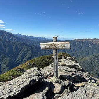 アサヨ峰  登頂‼︎
左に北岳   右に仙丈ヶ岳✨