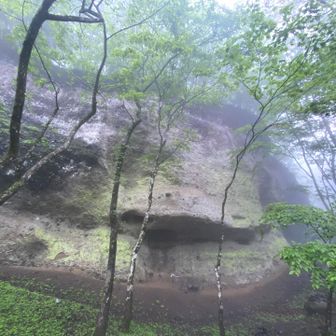 目の前に急に鋏岩が現れます