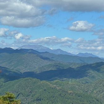 三谷山の北東面は広い範囲が伐採され、見晴らし抜群です。北西に大山が見えます。