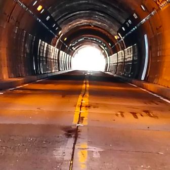 トンネルの向こう滋賀県側は工事をしていた