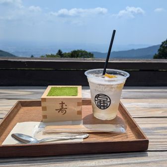 抹茶ティラミス880円
梅ソーダ(季節限定)700円
しょんぼりしていても、美味しいものは美味しい
房総半島とか、湘南とか、見えてるらしい
今日はぼんやりしか見えないけど