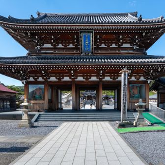 外門をくぐり、
参道を100ｍくらい歩くと
正面にみえる中門がどんどん大きく
迫ってくる。