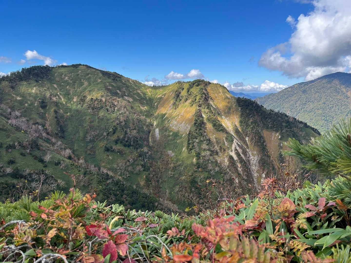 北側にかっこいい山が見える