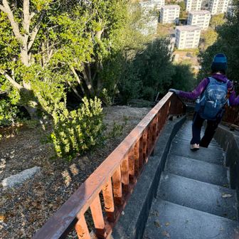 階段どんどん降ります