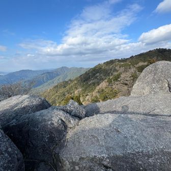 若杉山への縦走路。