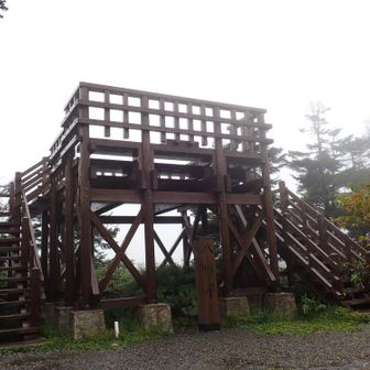 バスを降りて20分で八幡平（はちまんたい）山頂1613mに到着。✊😅✨🎉　　でも登った気がしない。