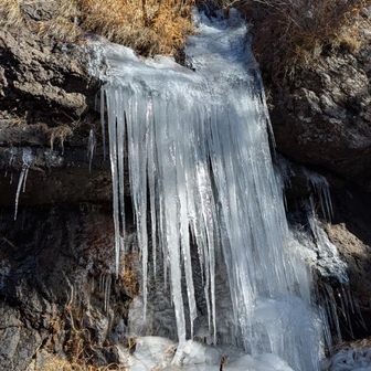 三つ峠駅に向かって下ります。途中のミニ氷瀑