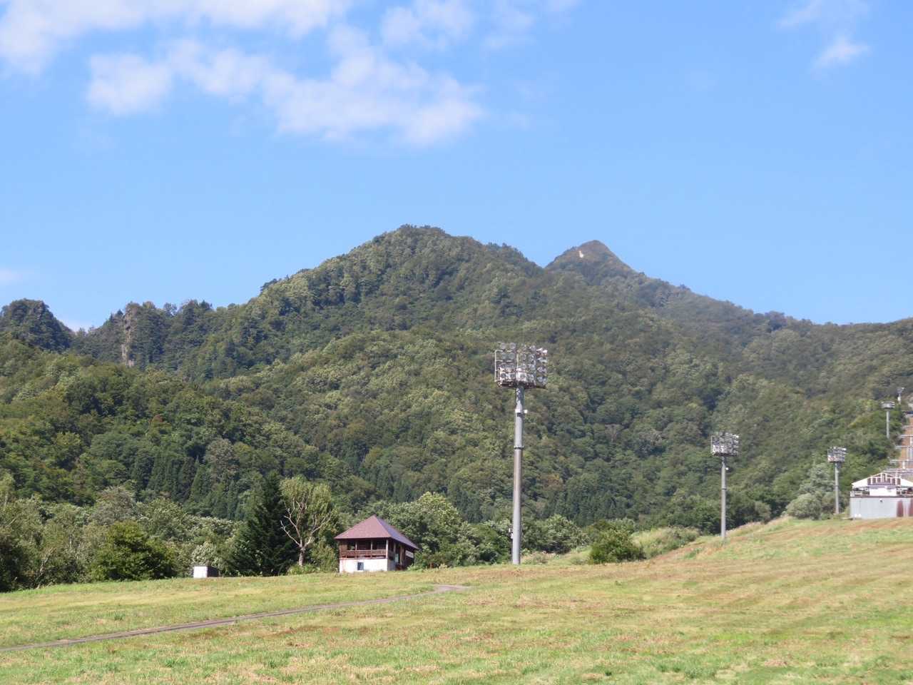 岩原スキー場、駐車場着‼︎
あの山に登るんだね〜❤︎
飯士山バッチリ見えます。ワクワク❤️
