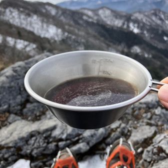 白岩山の岩頭にてコーヒーの
一杯はまた格別