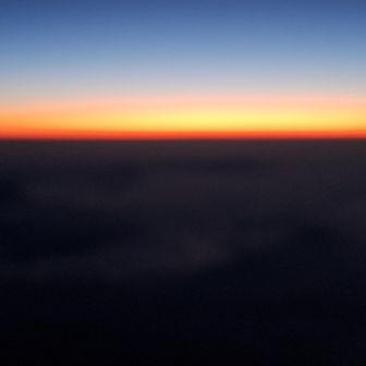 ところが、その先の成就岳付近まで行くと、岩影でまったく風の吹かない場所があり、そこで御来光を待つことに。
これで、奇跡的に助かった~😂
マジックアワーの眺めもよい✨