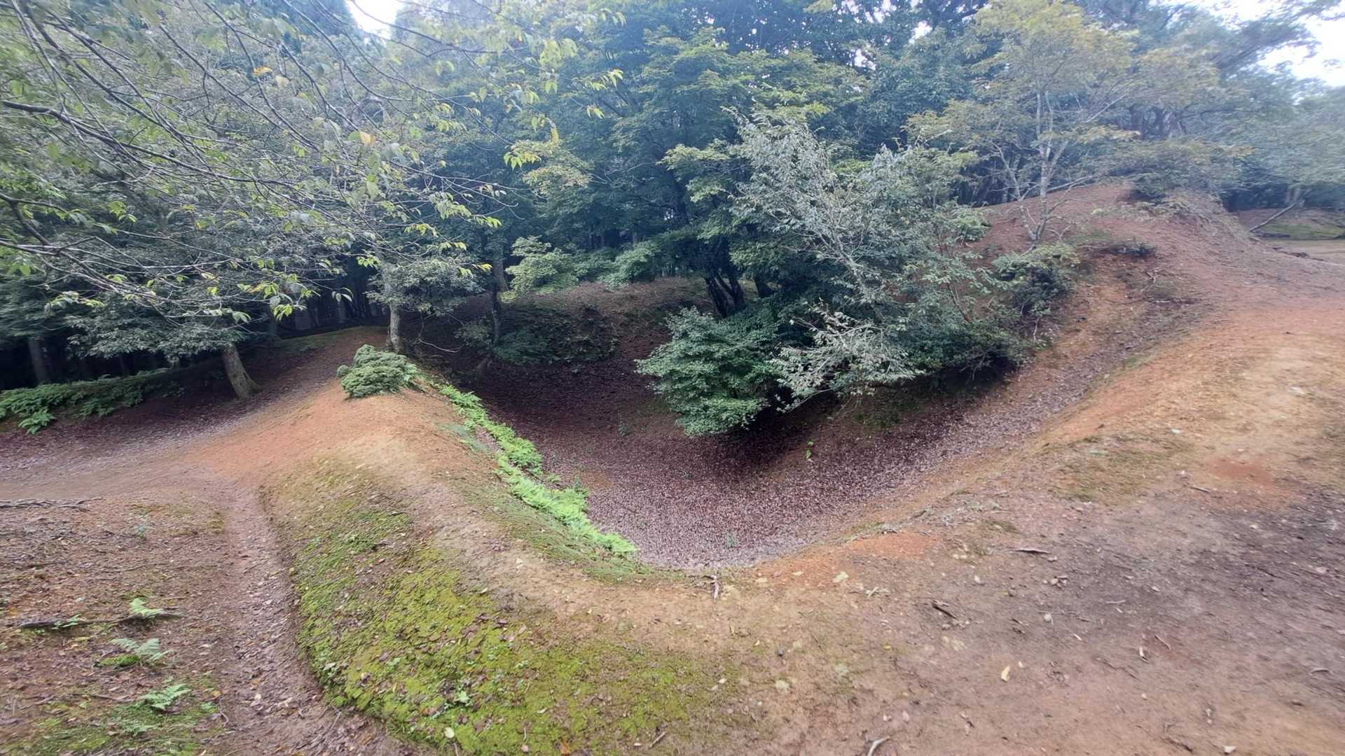 虎口郭主郭間の空堀