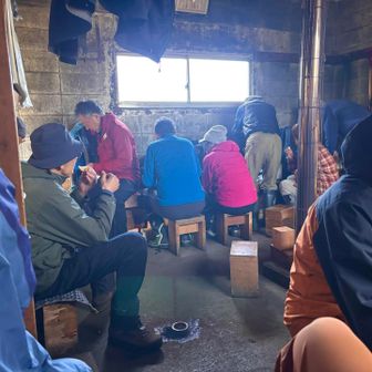 山小屋🛖はもっとにぎわってて🎶

まるで満員電車です🤣

その数16人👥