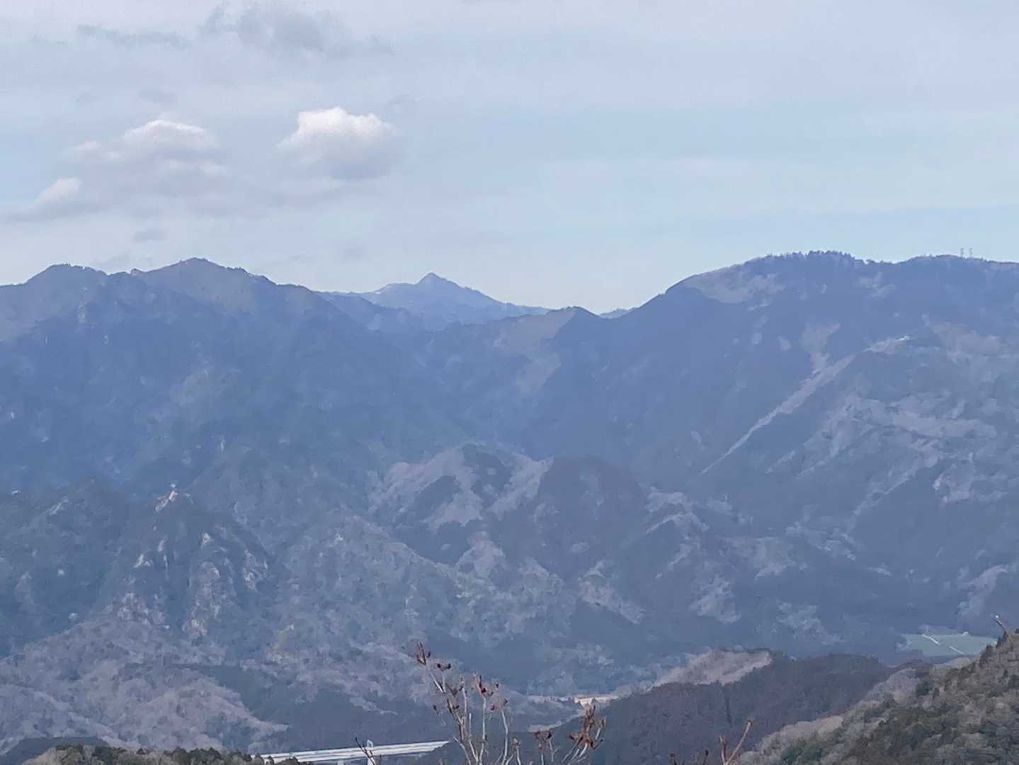 西峰からは、左に仙ヶ岳、右に野登山、奥は鎌さんかな