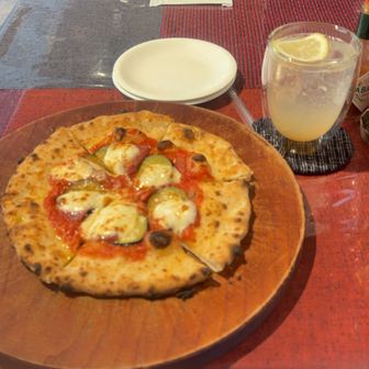 週替わりピザとレモンスカッシュをいただきます🍕
乾き切ったドライなこの世にはこのジューシーなトマトソースの力が必要だ❗️
旨し☝🏻