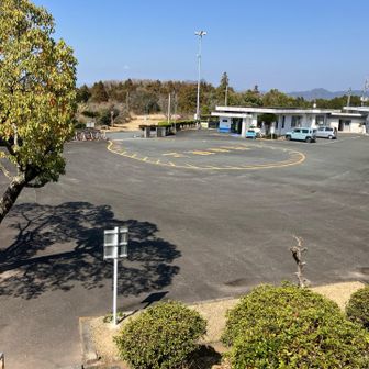 下へ降りてきました、ルートは車道ではなく奥の草？芝？の道です！