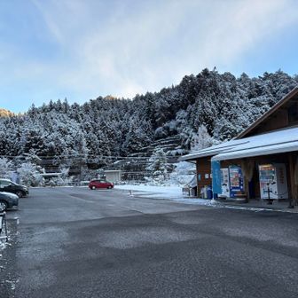 アス道は半ば凍って、踏み締めると良い音が響きます。