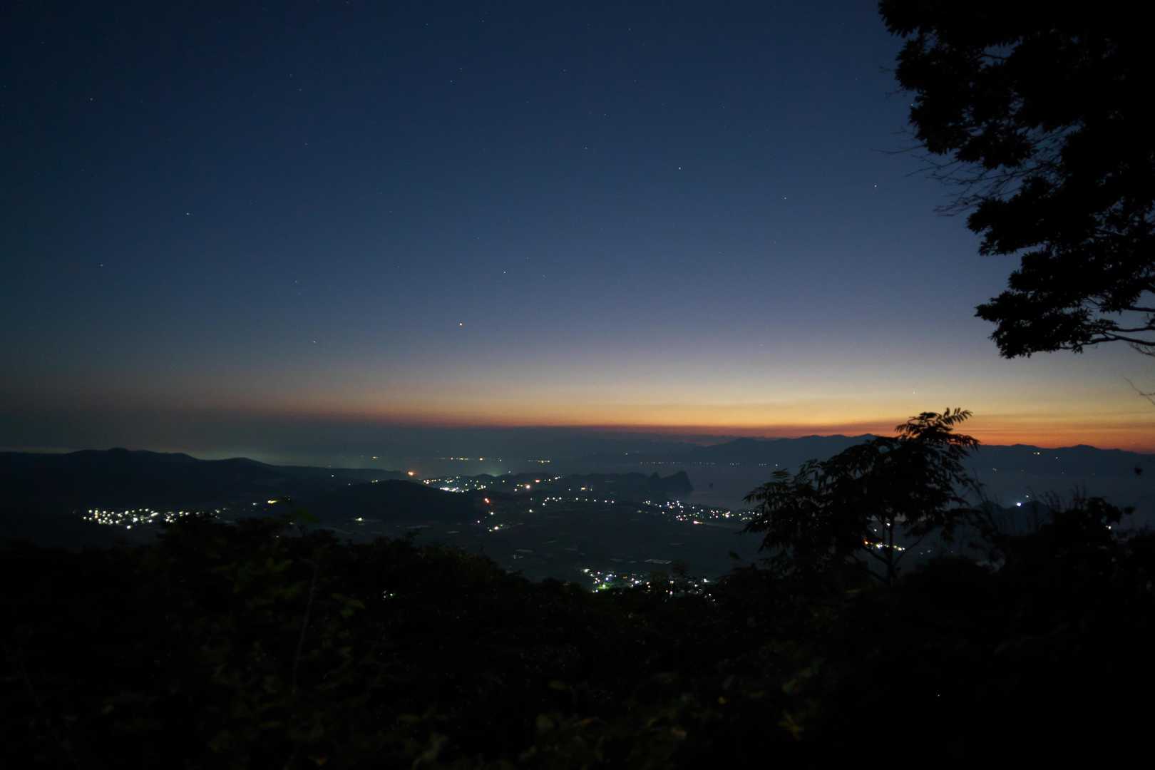 ここから、長崎鼻方向にちょっとだけ景色。
写真だと白んでいるけど、実際は真っ暗です。