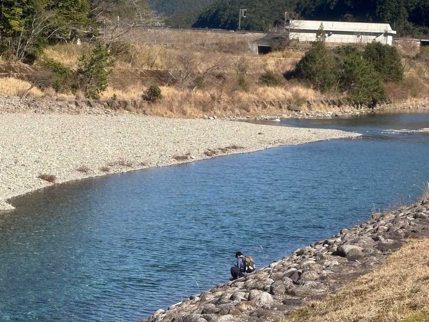 少年の様に水辺で遊ぶ息子❤️