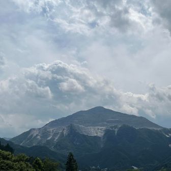 朴雲寺の正面に武甲山。⚡⚡️⚡️︎轟きに驚き天気が不安になりましたが、雷ではなく毎日12:30の爆破だそう。セメントのために毎日我が身を削られていく武甲山🥲⛰️🙏