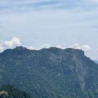 二ノ森山頂から
石鎚山がみえました