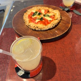 マルゲリータ、クアトロフォルマージュ、レモンスカッシュ。今日は暑くてレモンスカッシュが身体に染みるー