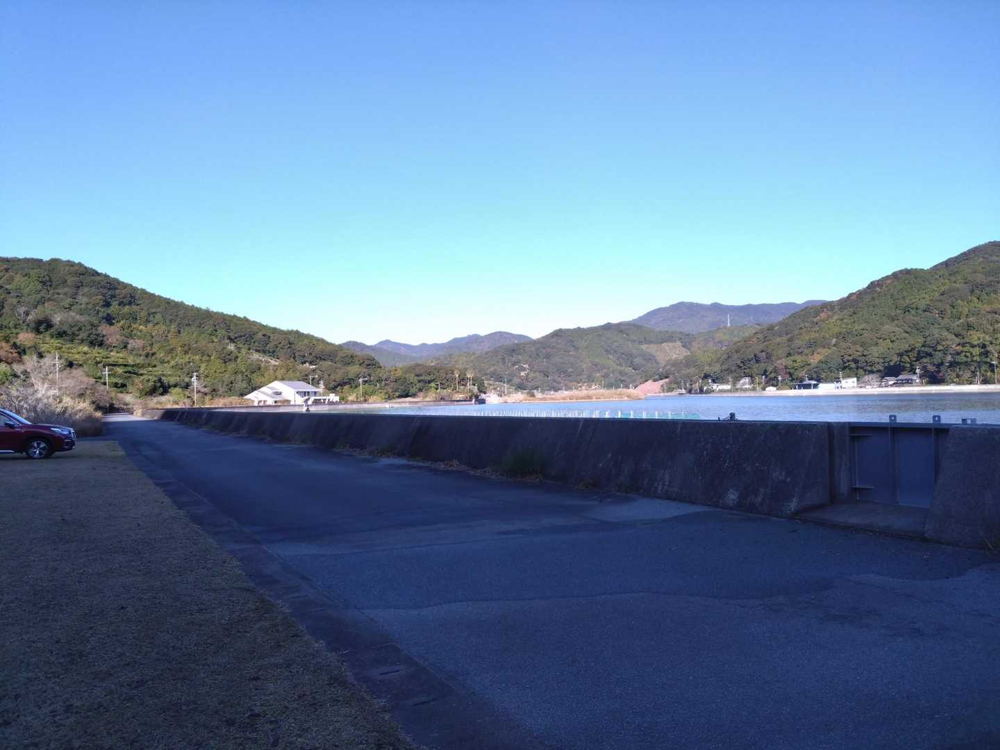 登山口そばに大きな駐車場あります。