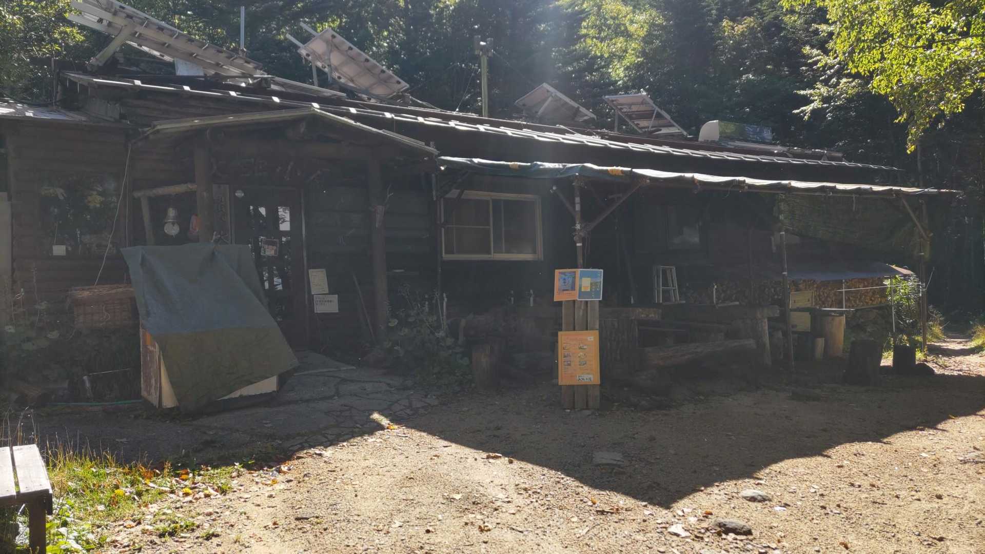 大弛小屋は駐車場からすぐ近くです。後でソフトクリーム食べよう🍦