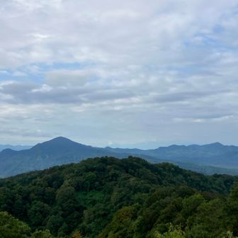 黒姫山(左)、天気が良ければ妙高、火打山が見えるみたい👀