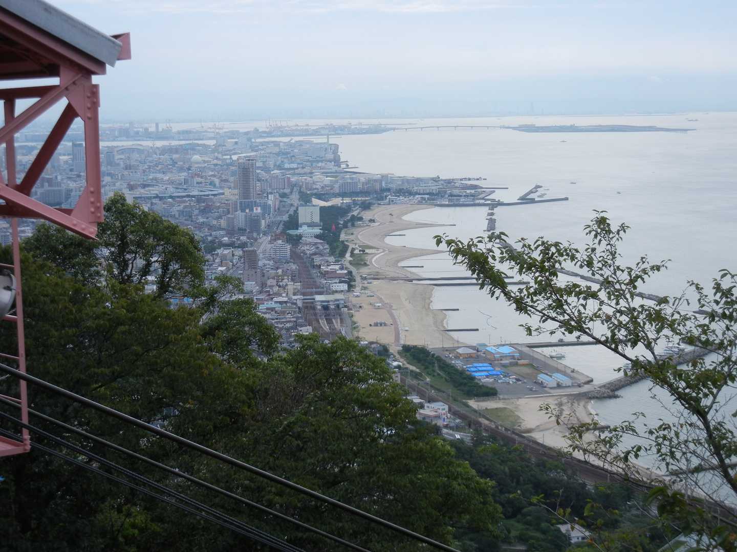 ロープウェイの「鉢伏山上駅」から東を眺めて
砂浜も海辺もひっそり･･
休日は水上バイクやヨットが見えるんですが