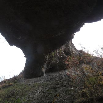 下から見上げる。この後この上を通ります。