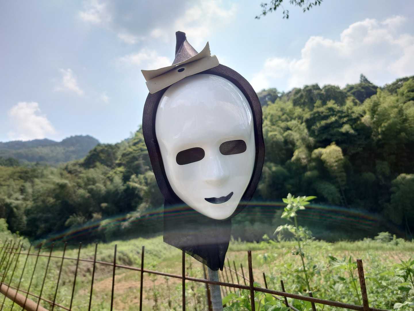 下山写真無し🤣
駐車場前の田んぼの柵にこのお面が何個か。昼でも不気味😱