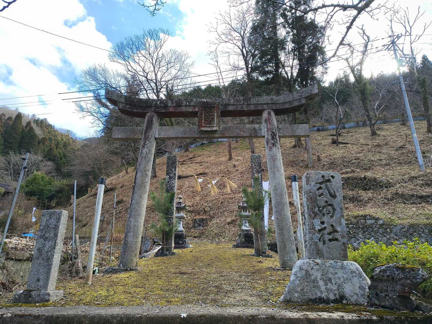 岩屋権現の駐車場まで戻って来ました。ここまでのアクセスは、細い道が続くので注意
