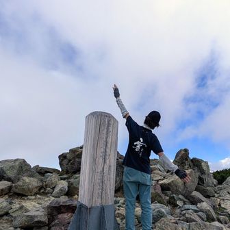悪沢岳到着。
曇って景色無し