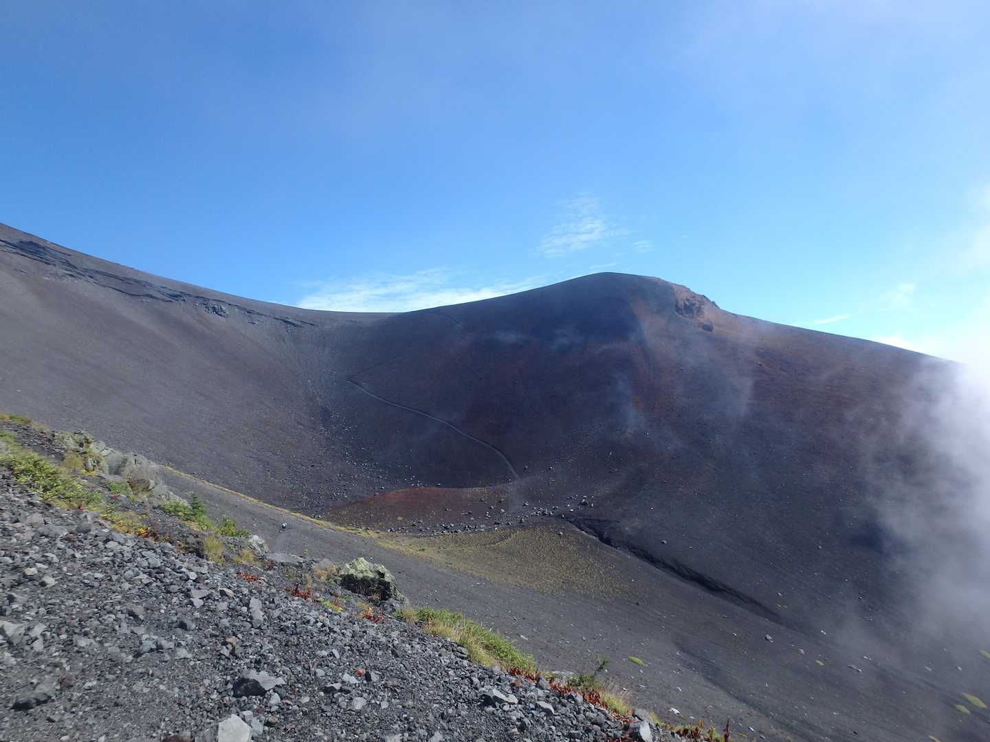６合目から１０分ほど歩くと
宝永山がどどーん見える