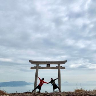 【天空の鳥居③】
パワースポットで撮影大会✨
セルフタイマーで友人とポーズ！

Sky Torii③
Photo time at the power spot. We use the self-timer and strike a pose!