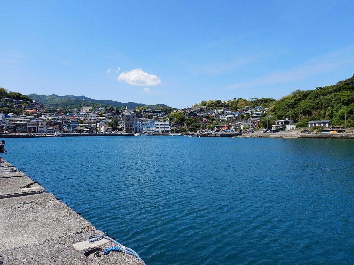 海が青い