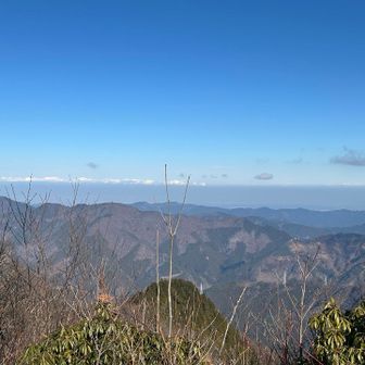 埼玉方面の飯能アルプスとその奥には堂平山などの東秩父山域。