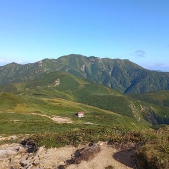 日も高くなって、振り返るときれいに以東岳が見えました