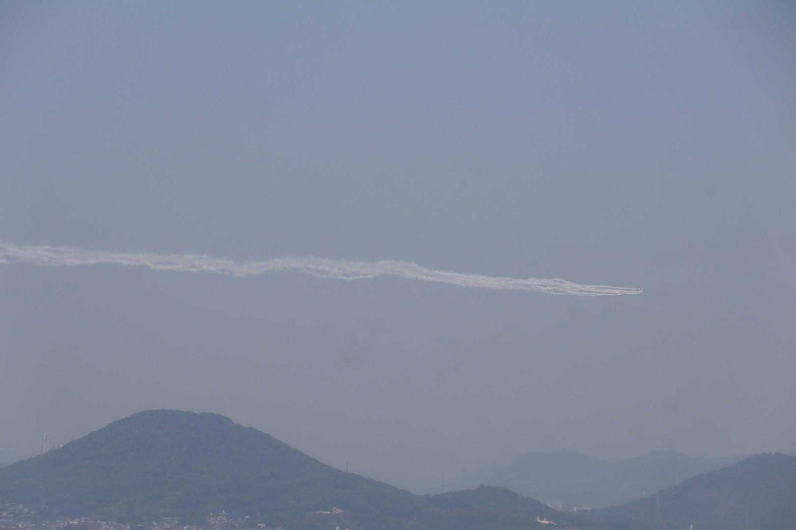 讃岐富士から坂出、高松方面に向かっていく

黄砂でやや霞み
思ってたより少し遠目