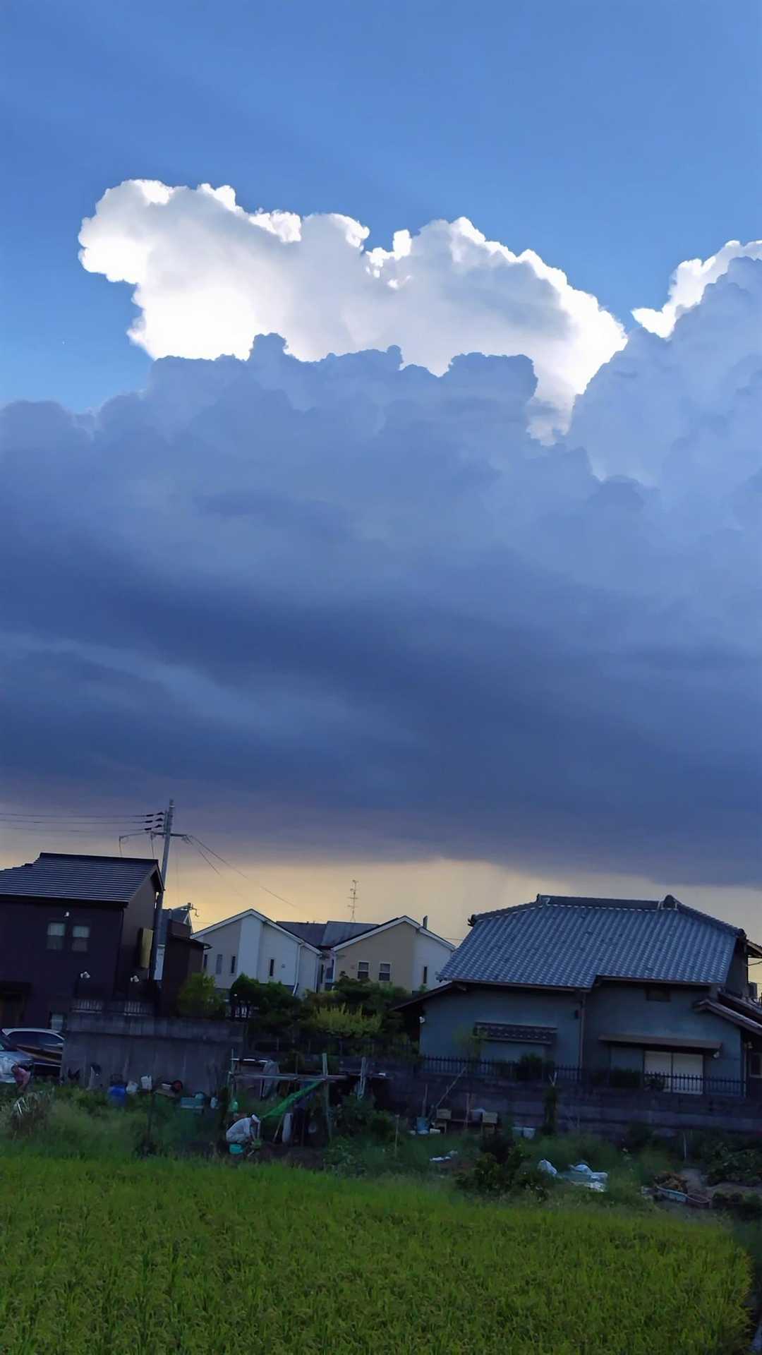 天田神社の近くから枚方市街地上空の雲。