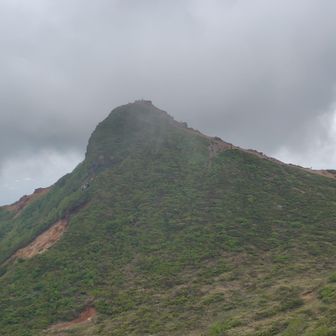 北側からの朝日岳。なかなかの峻険さ