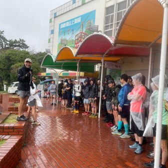 須磨浦公園に下山して朝出発組の皆さんに挨拶して回る。
片道だけのHさんとはここでお別れ。

朝の8時スタート直前に土砂降りの大雨、キャノンボールランらしくなってきましたw