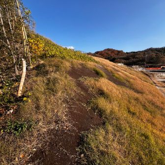 58　奄山　133.8m
No.1
ここは東面は造成工事中。山頂は立ち入り禁止ではなさそうだが、登れるところを探すのが難しそう。奄山のYAMAPカバー写真にある古い山頂標は失われてしまったようだ。