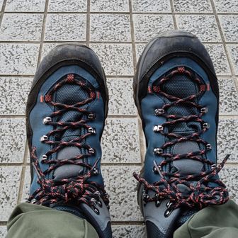 普段の登山靴より硬めなので最初は違和感ありあり💦
本宮山では軽いローカットでしか登ってないので重くも感じました。もしかして体重のせい？😂

登りは上段まで締めず足首あたりはゆるく、下山はキツめで上段まで締めてみましたが、岩場は足首固定されてて歩きやすい🎶そんな印象です。
他の山で少しづつ馴染ませていきます。

嫁さんが仕事行くまでに帰宅条件なので、法定速度を守って爆速🚙💨
余裕で間に合いました✌️