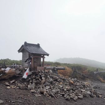 小さな祠があります