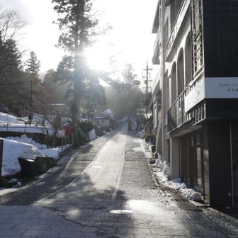 水が滴り落ちている。