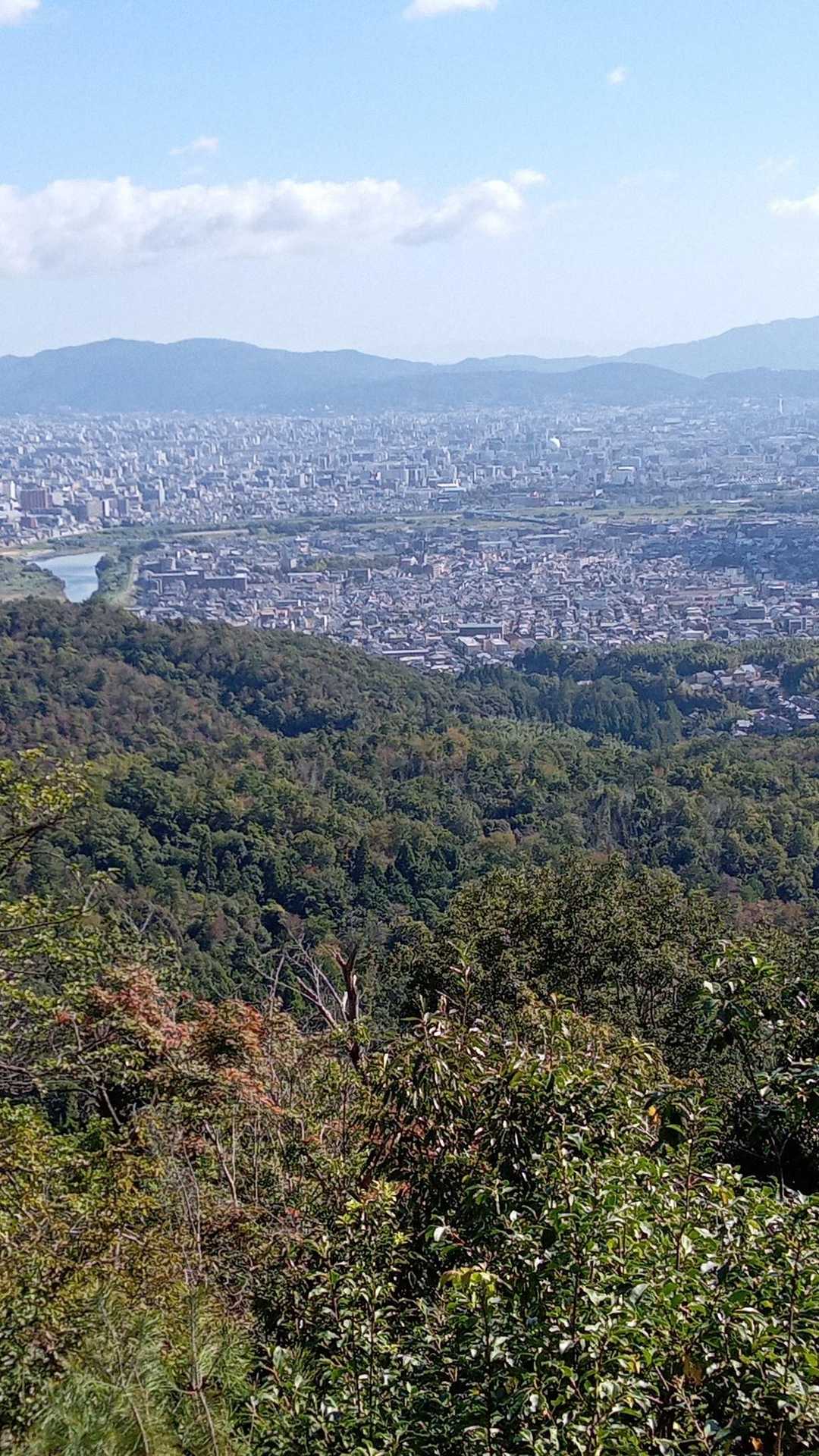 今日も薄っすら鈴鹿山系見えます。
良き良きお山です👏
桂川、右に右に嵐山渡月橋！