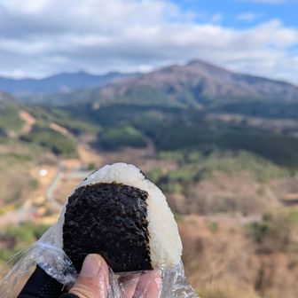 ココでおにぎりタイム。中身は梅干し。