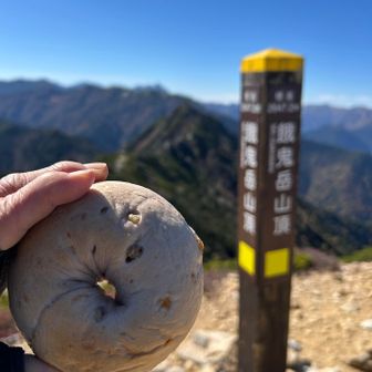 今日は、大町シティマラソンの日で自宅から登山口までの道路もこの時間は封鎖されています
そんな事もあるのか、晴天の日曜日なのに🅿️は3台、山頂からの360度パノラマ絶景独り占め、
